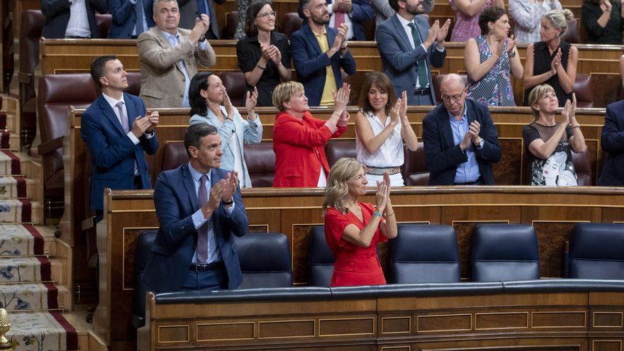 El presidente del Gobierno, Pedro Sánchez, y la vicepresidenta segunda y ministra de Trabajo y Economía Social, Yolanda Díaz, aplauden tras aprobarse el proyecto de ley de Memoria Democrática.
