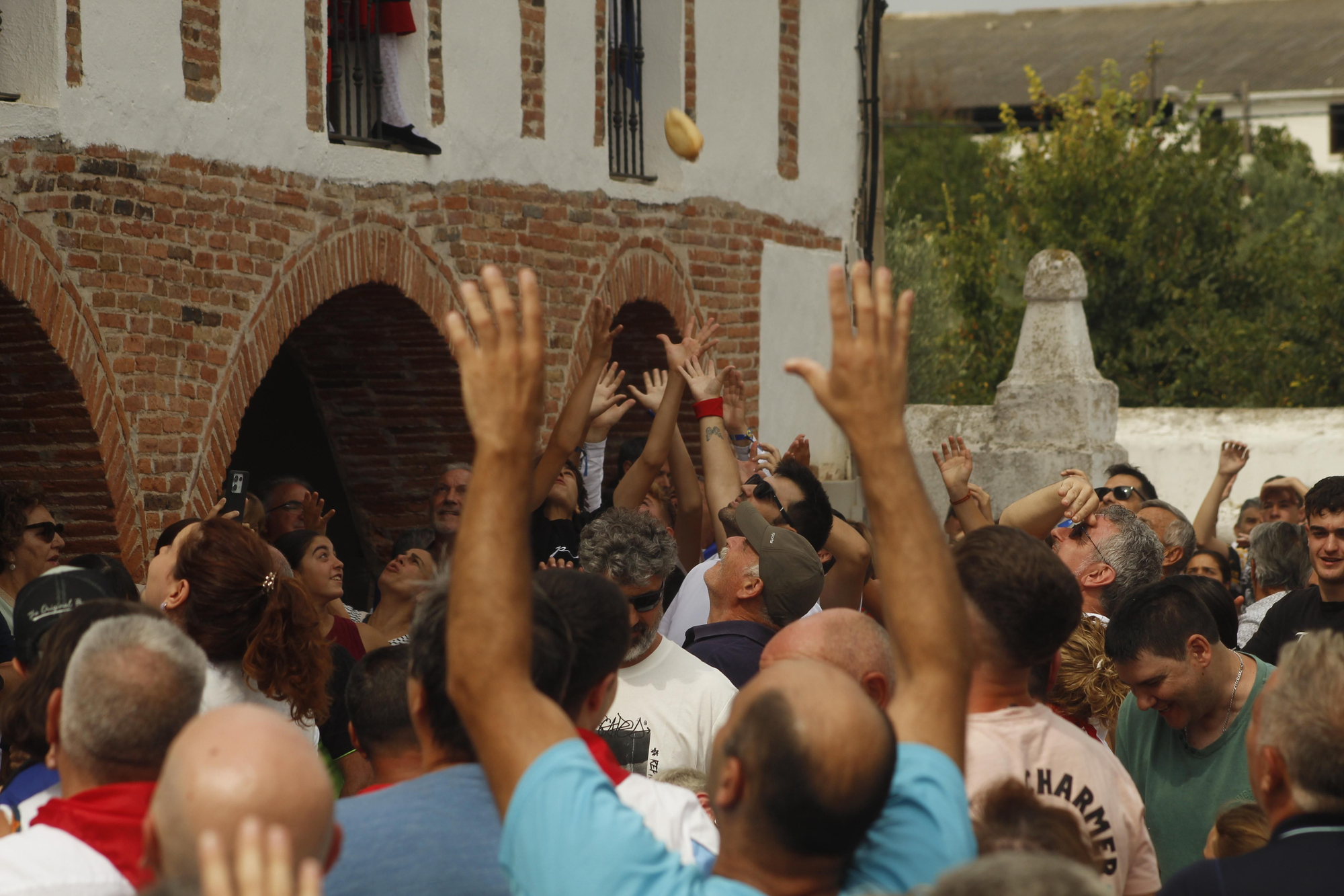 Los panes y los quesos vuelan desde la ermita de Quel para cumplir con una tradición de más de 500 años