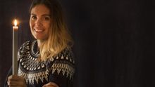 Blanca Manchón sostiene una vela el día de su cumpleaños durante la entrevista.