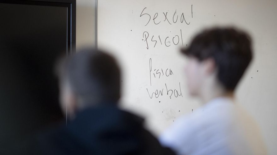 La Xunta de Galicia anuncia la creación de puntos naranjas en los centros escolares para recoger denuncias de acoso