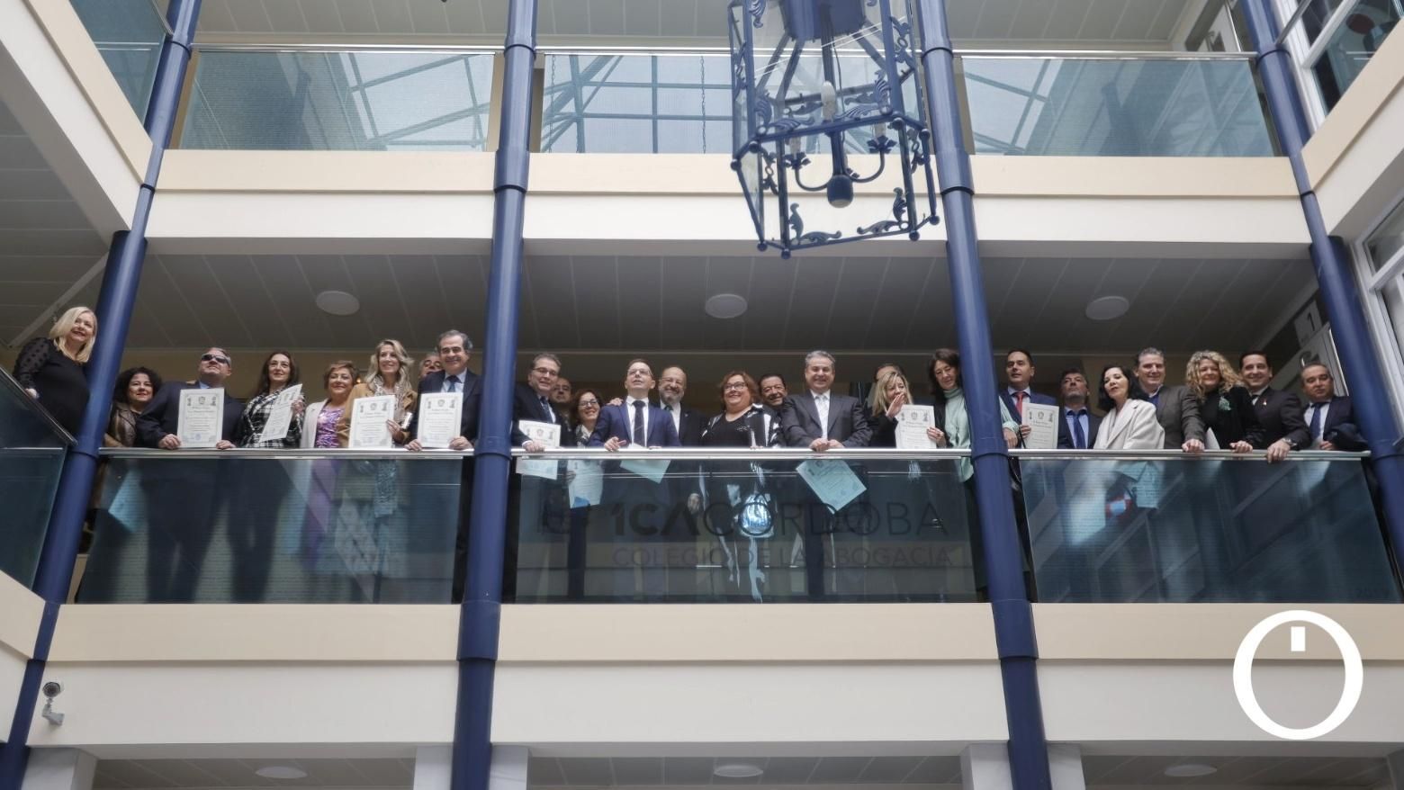 Entrega de diplomas a las personas colegiadas que cumple 50 y 25 años de abogacía.