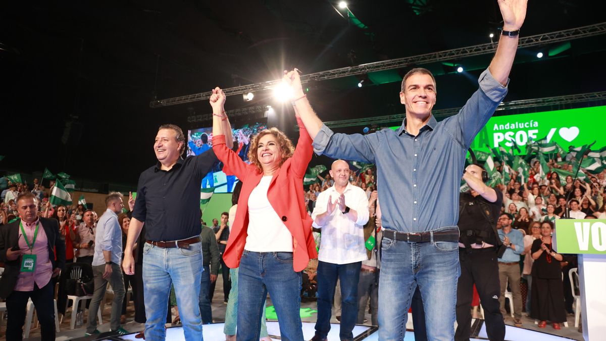 Sánchez y Montero conjuran la épica del PSOE andaluz para resurgir de las cenizas: "Será un honor recibirte en la Moncloa como presidenta"