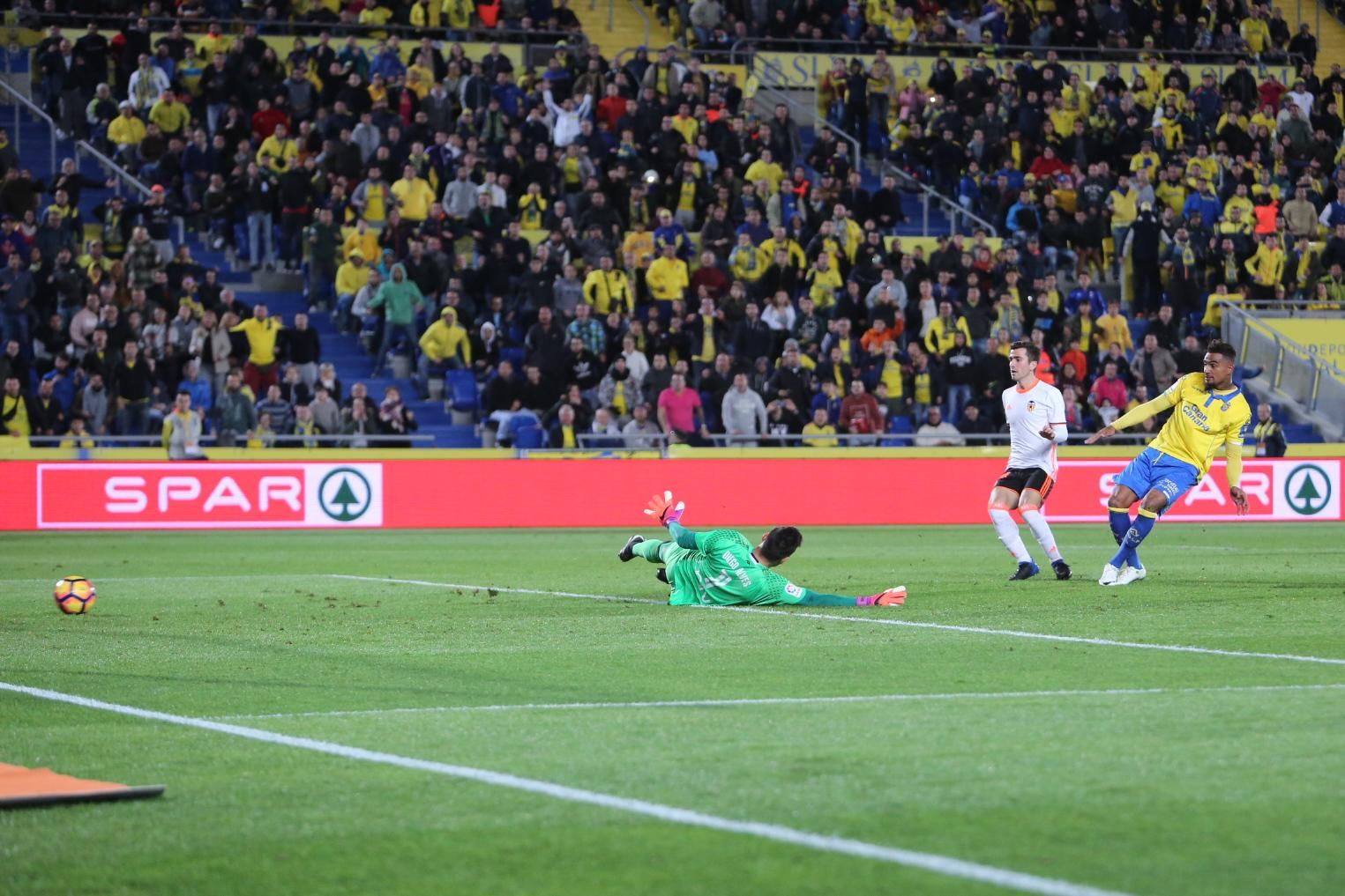 Imagen del encuentro entre la UD Las Palmas y el Valencia CF. Alejandro Ramos.