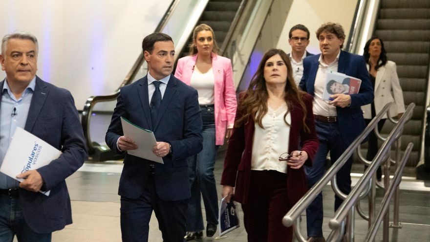 Javier de Andrés (a la izquierda) y Miren Gorrotxategi (a la derecha), a su llegada al debate