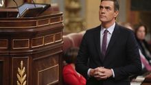 El presidente del Gobierno en funciones, Pedro Sánchez, se dirige a dar la réplica a la intervención del presidente del PP, durante la primera sesión de su debate de investidura en la XIV Legislatura.