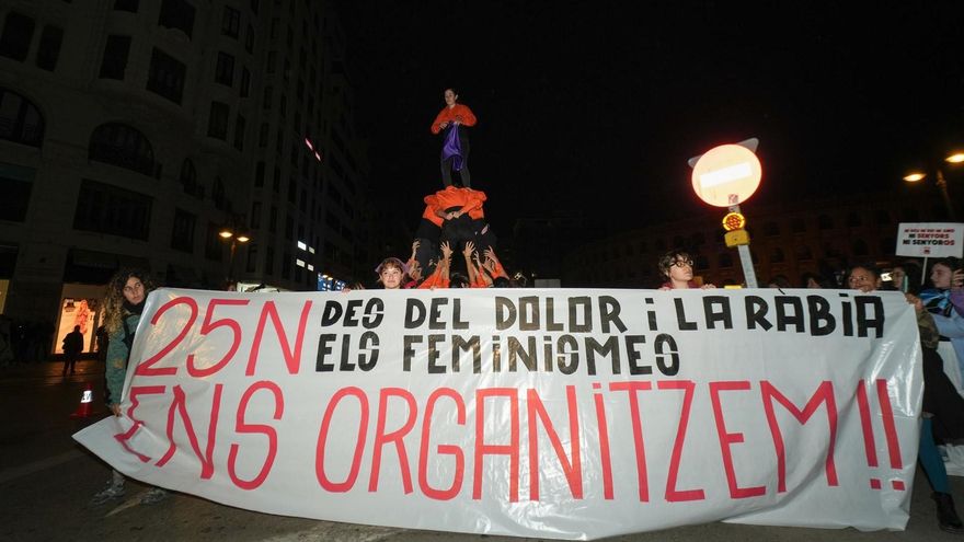 Una manifestación de "dolor" y "rabia" clama contra la violencia machista y la "gestión criminal" de la dana