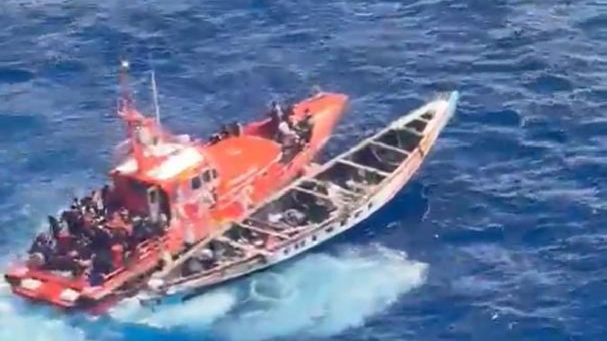 Salvamento Marítimo rescata cerca de El Hierro a unas 97 personas que viajaban en un cayuco