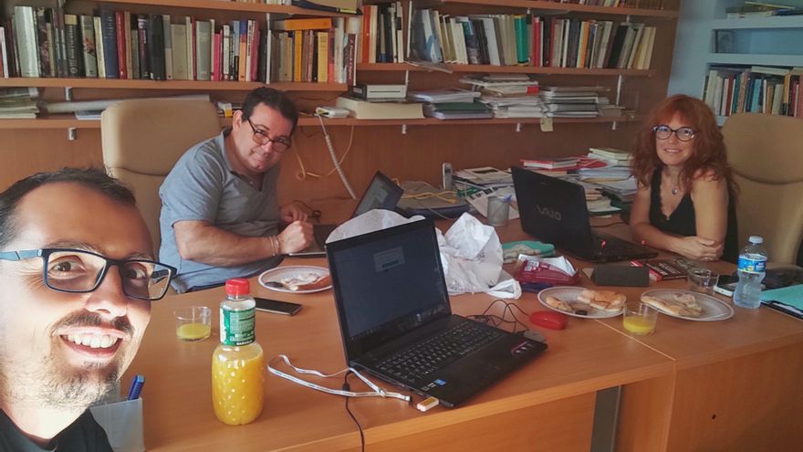 Jordi Oliva, Martí Picas y Noemí Riudor trabajando (y reponiendo fuerzas) sobre toda la documentación recopilada en Perpiñán