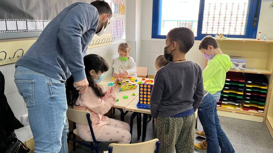 Un mestre en el CEIP Nuestra Señora del Rosario de Torrevella atén uns quants alumnes ucraïnesos.