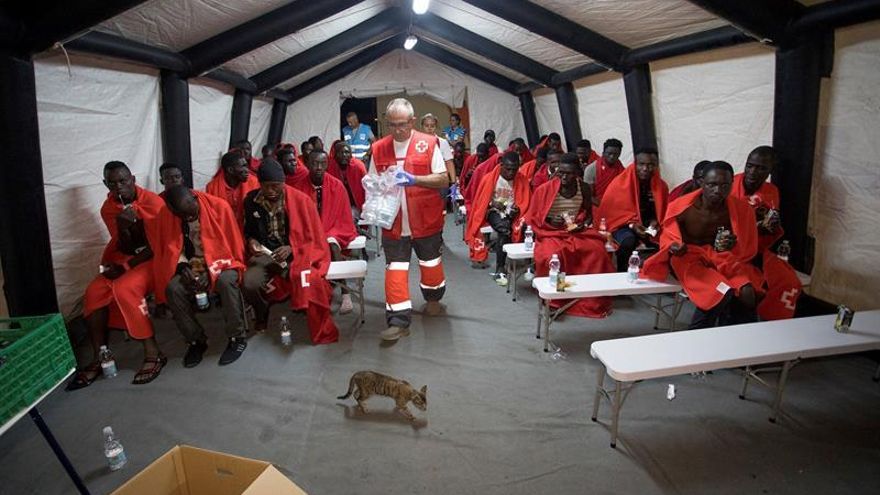 Llegan esta noche al puerto de Motril (Granada) las 63 personas de origen subsahariano, entre ellas 15 mujeres y un niño de corta edad, que han sido rescatados hoy cuando navegaban en una patera en el mar de Alborán.
