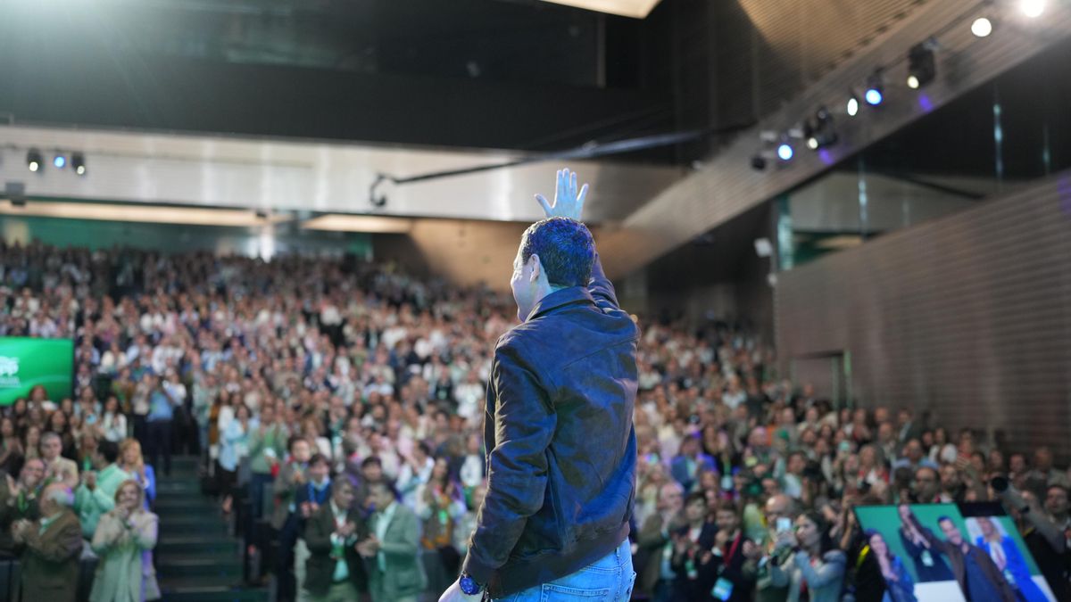 Moreno da por superada la crisis de los cribados y espolea al PP andaluz para que defienda su gestión sanitaria "sin complejos"