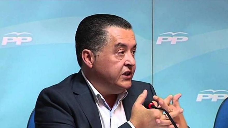 El líder del PP valenciano ficha de asesor a un exalcalde condenado por negociaciones prohibidas a funcionarios