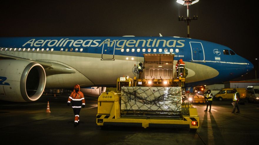 El avión de Aerolíneas regresa con el cargamento de vacunas Sputnik.