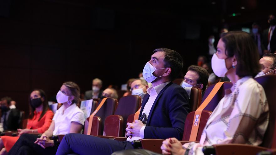 Yolanda Díaz, Ignacio Escolar y Reyes Maroto, escuchan desde la primera fila al presidente del Gobierno, Pedro Sánchez,  durante la clausura del evento