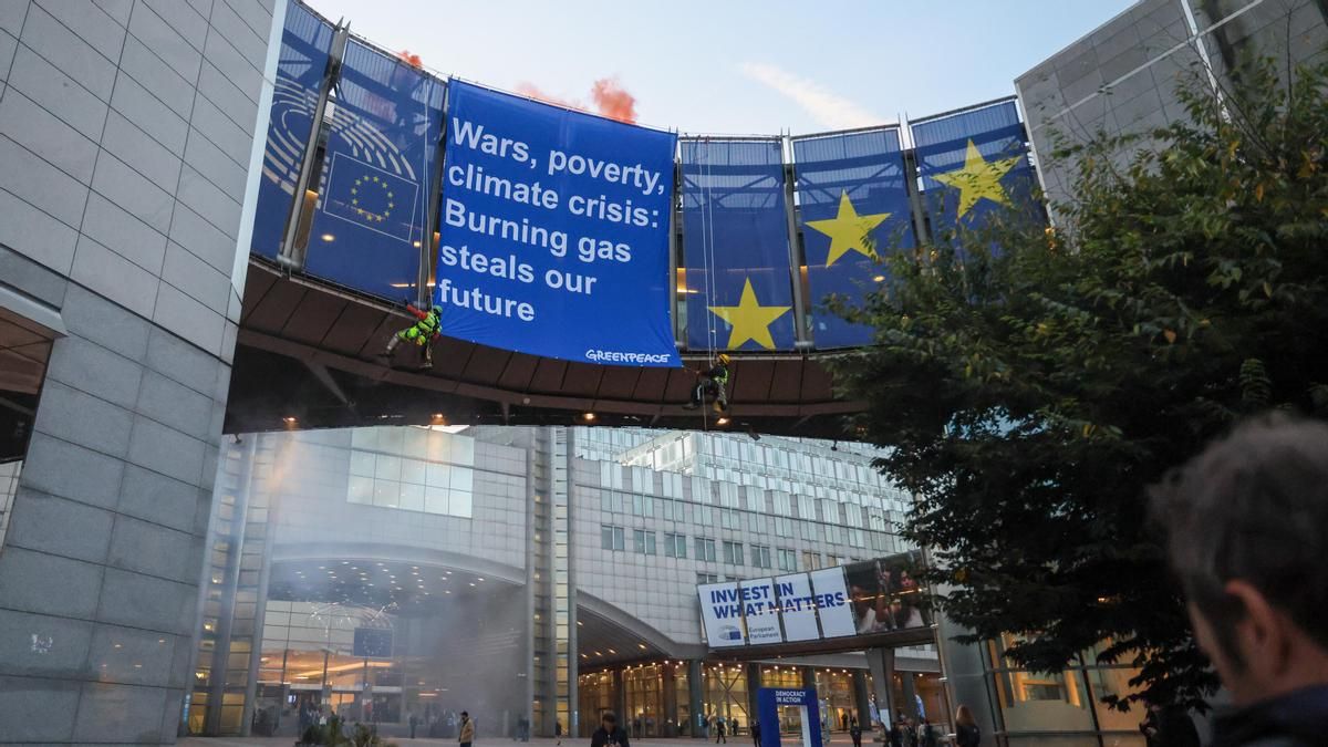 Greenpeace cuelga una pancarta gigante en la Eurocámara contra la dependencia europea del gas