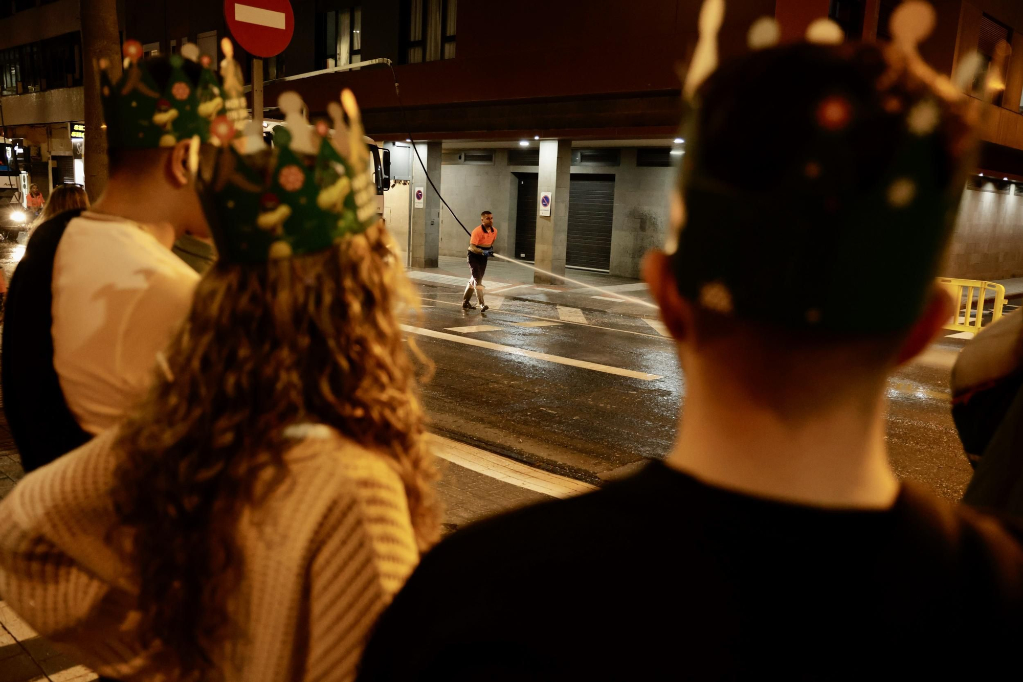 El Servicio Municipal de Limpieza del Ayuntamiento de Las Palmas de Gran Canaria utilizó unos 8.000 litros de agua para el baldeo de las principales vías.