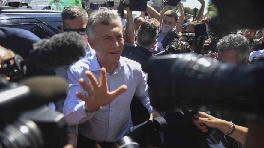 Entre banderas argentinas y referentes de Juntos, Macri habló antes de declarar: "No somos los mismos, estamos empoderados"