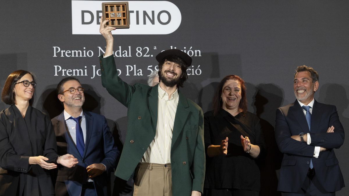 El escritor David Uclés tras recibir el galardón como ganador del Premio Nadal de Novela 2026 por la obra 'La ciudad de las luces muertas', durante el acto que se ha celebrado hoy martes en Barcelona. EFE/ Marta Pérez