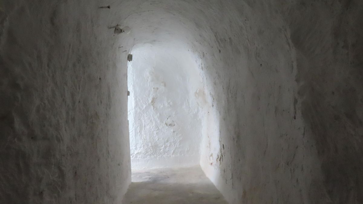 Interior del refugio contra los bombardeos de la Guerra Civil compartido por dos viviendas en Baena | PEPE LOZANO