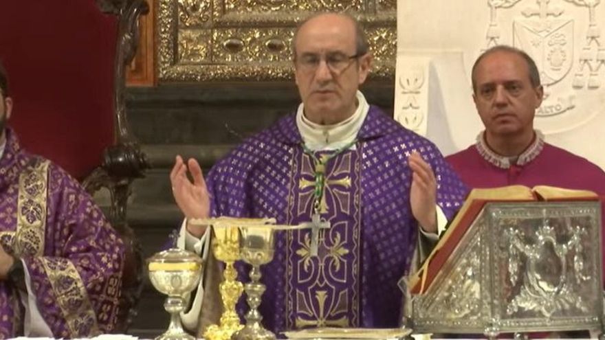 La Mezquita-Catedral de Córdoba ha acogido este sábado una misa funeral en memoria de las víctimas del trágico accidente ferroviario de Adamuz, que ha sido oficiada por obispo de Córdoba, monseñor Jesús Fernández González