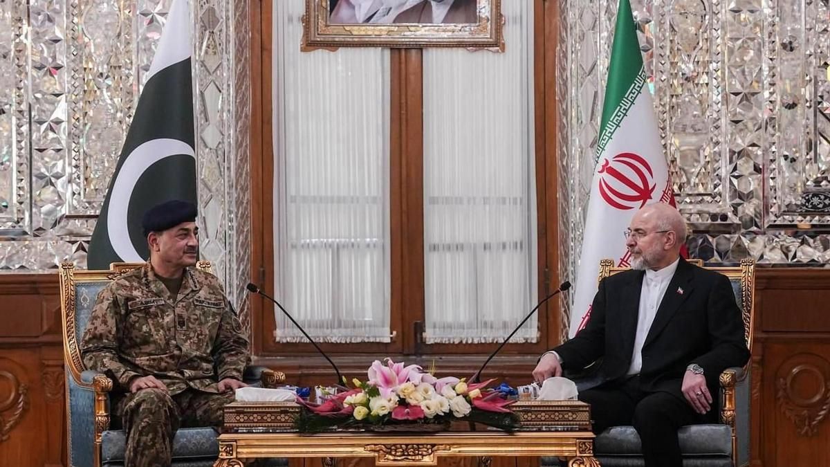 El jefe del Ejército pakistaní, Asim Munir, y el principal negociador iraní, Mohamad Baqer Ghalibaf, en una reunión este jueves.