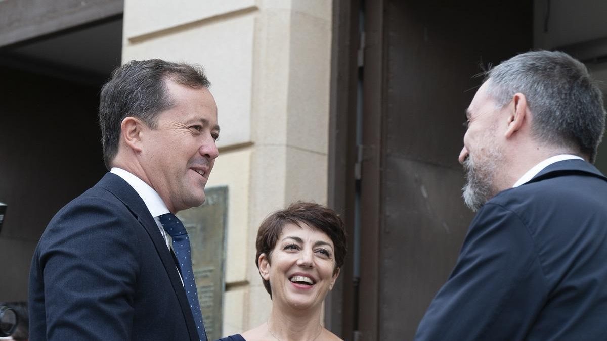 El alcalde de Toledo Carlos Velázquez junto al director de elDiario.es Ignacio Escolar y  Rosalía Lloret, CEO de elDiario.es