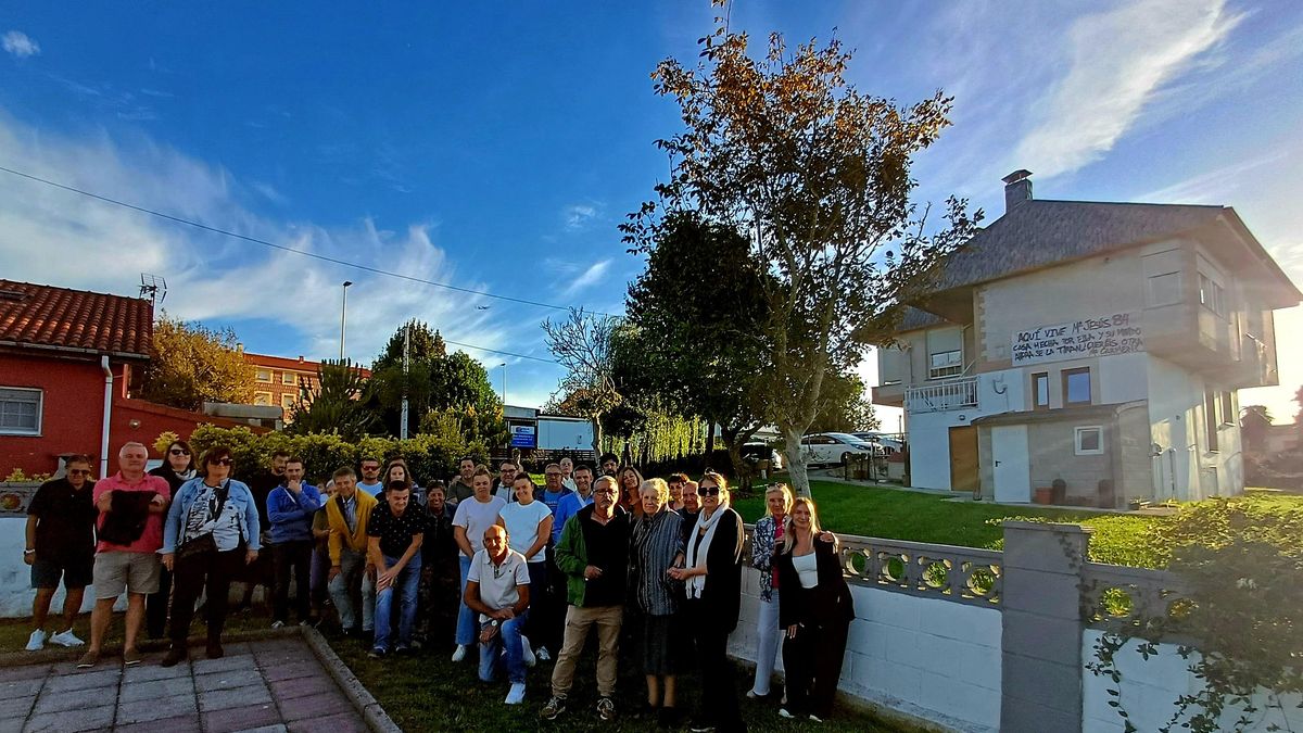 Los vecinos de Rucandial delante de la casa de María Jesús.