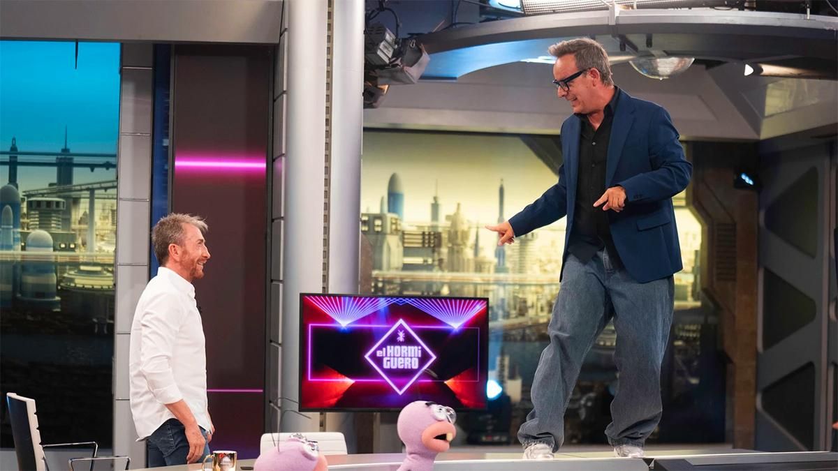 Àngel Llàcer cuenta cómo se rompió un brazo en su nuevo programa para laSexta: "Sonó Forever Young y me vine arriba"