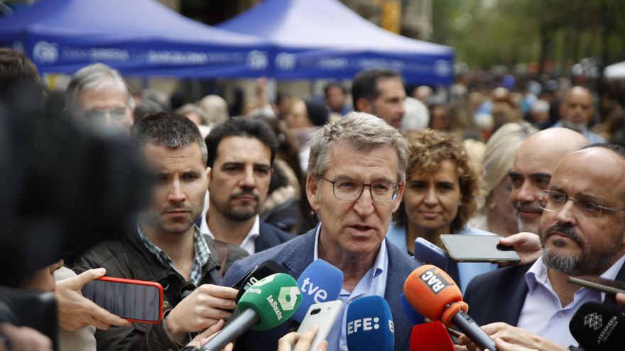 El presidente del PP, Alberto Núñez Feijóo, ofrece declaraciones a los medios durante su visita a Barcelona por el día de Sant Jordi, a 23 de abril de 2024, en Barcelona, Catalunya (España). Feijóo ha aprovechado la ocasión para apoyar al presidente del P