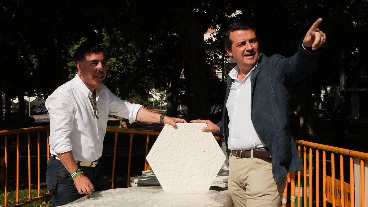 Infraestructuras acomete la reposición de las baldosas de Gaudí en la avenida de Vallellano