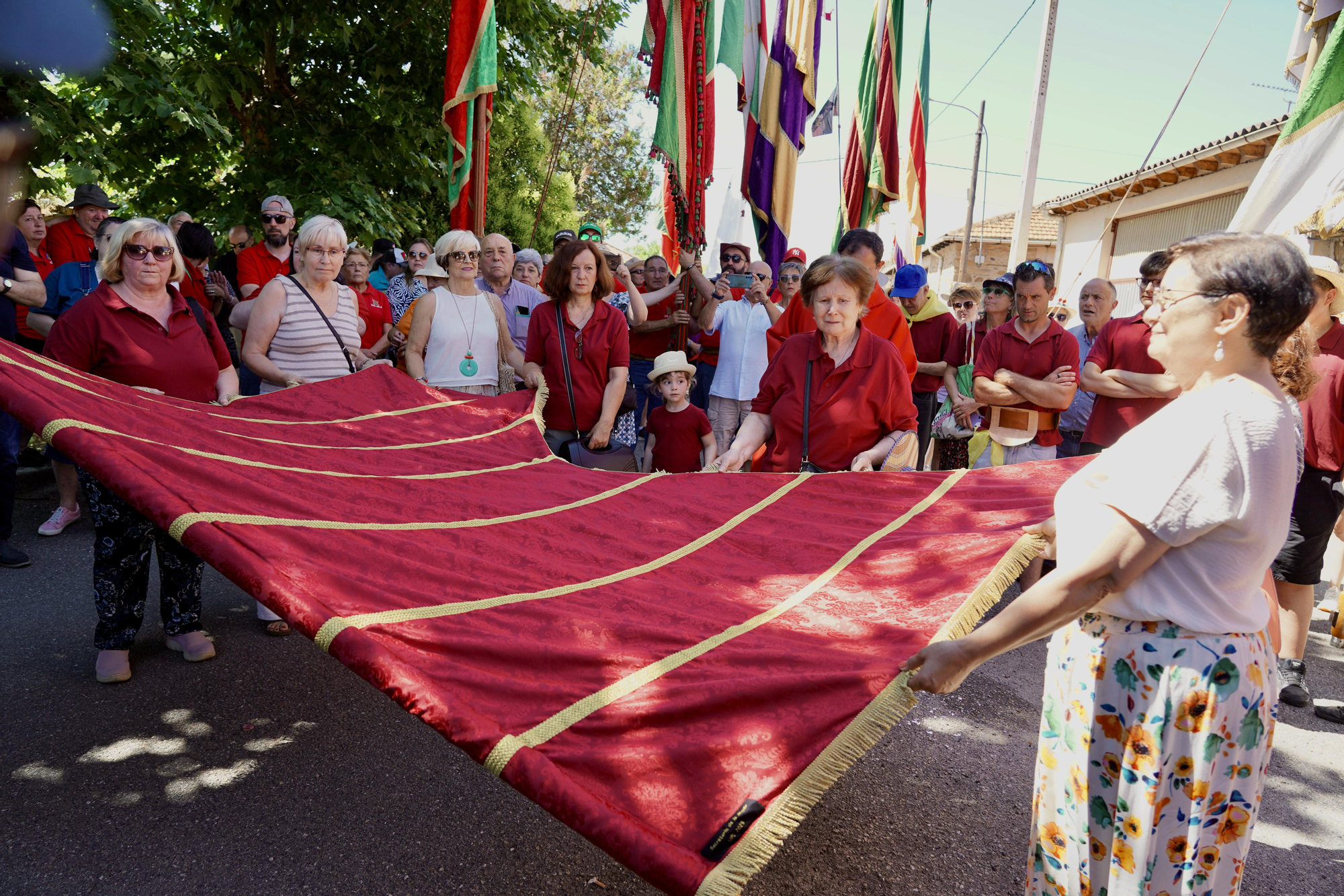 Orgullo de pendones en Oteruelo de la Valduerna para airear la seña de identidad leonesa