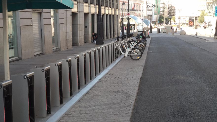 Estación de BiciMad en la calle Alcalá, en su desembocadura en la Puerta del Sol, con baja ocupación.