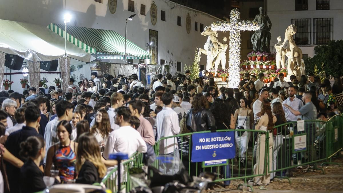 Ambiente nocturno de las Cruces de Mayo en el Triunfo de San Rafael