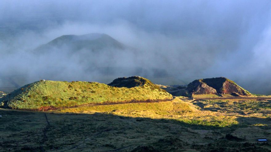 Caminho das Lagoas. La dorsal de Pico está formada por una sucesión de volcanes extintos.