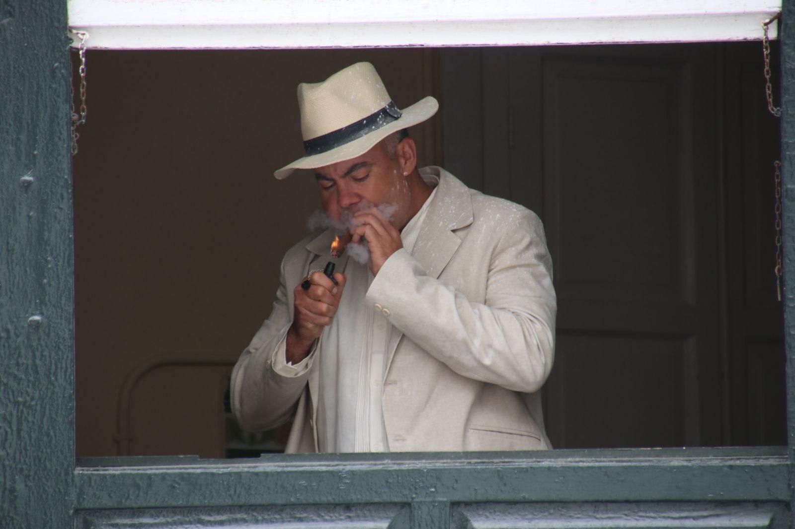 Un indiano encendiendo un puro.