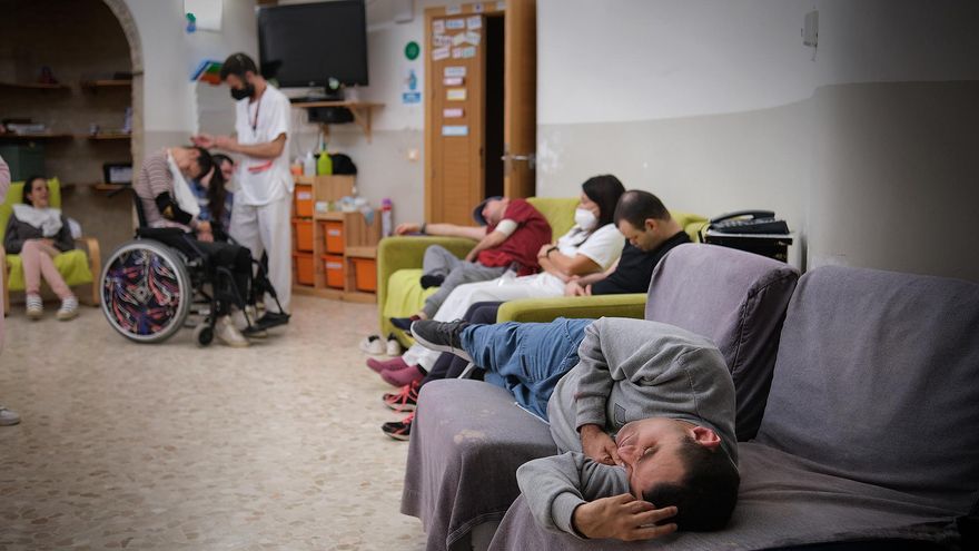 Los usuarios descansando en la sala de estar de la residencia