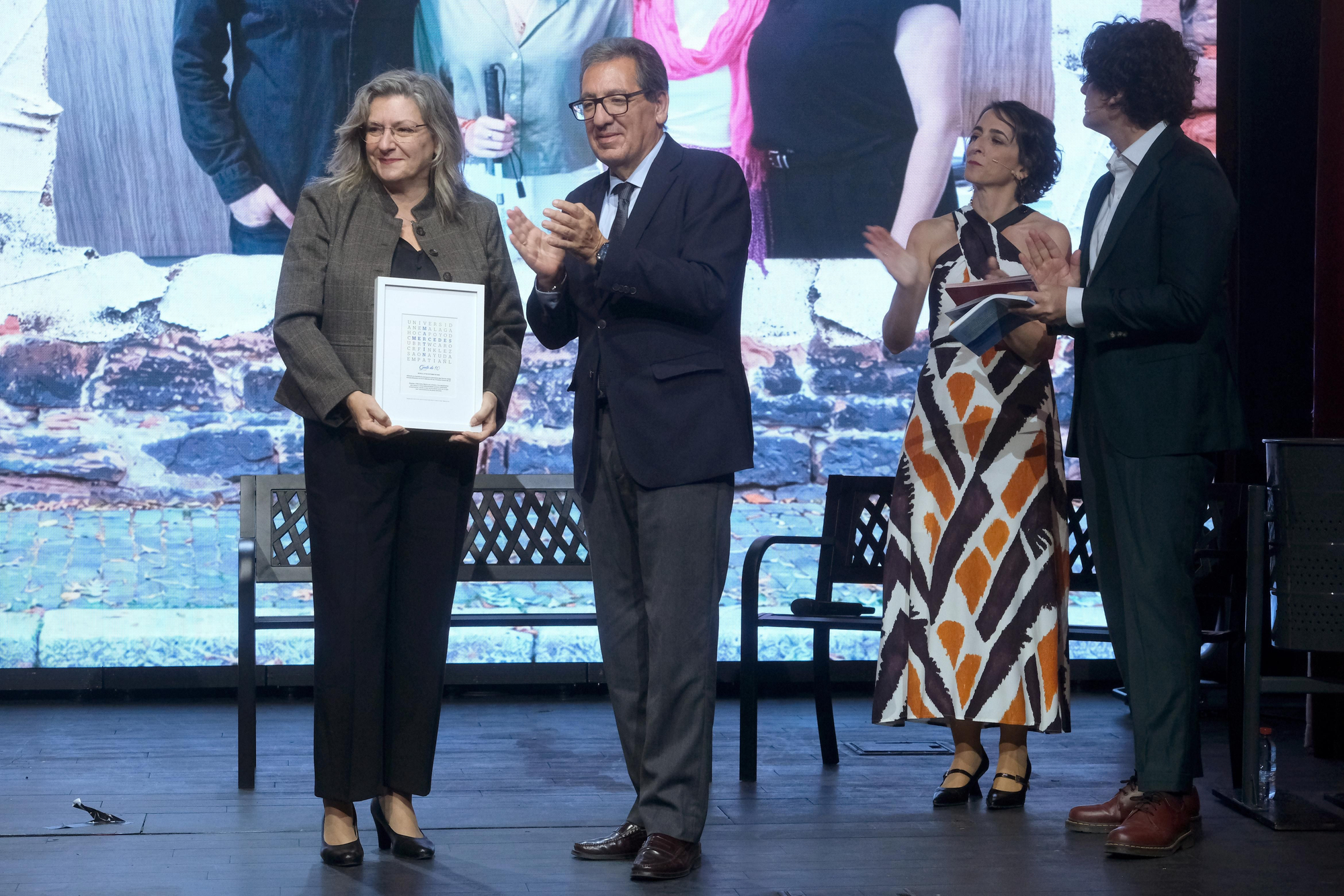 Mercedes Martín, tras recoger el premio entregado por el presidente de Cajasol, Antonio Pulido.