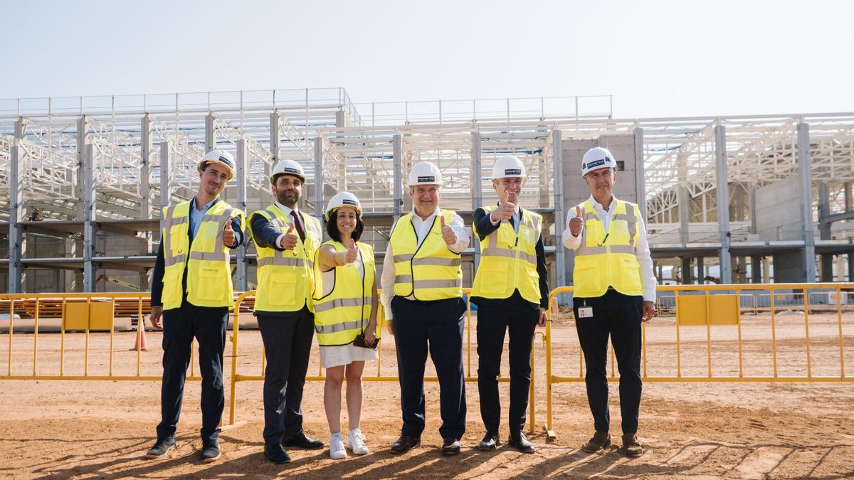 Imagen de la visita institucional del ministro a las obras de la gigafactoría en Sagunt.
