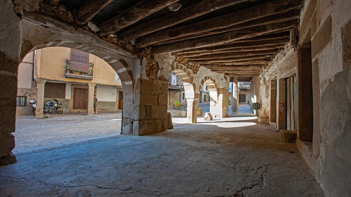 Con casas blasonadas, corrales y bodegas, la ubicación de esta villa la convierte en un mirador de esta sierra salmantina