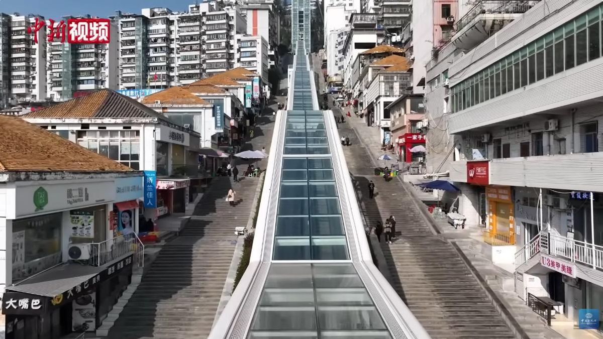 Para subir hasta la cima, necesitas 20 minutos: así es la escalera mecánica al aire libre más larga del mundo