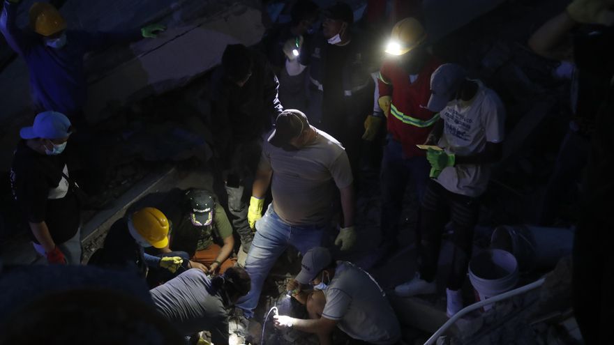 Personas trabajan en labores de rescate.