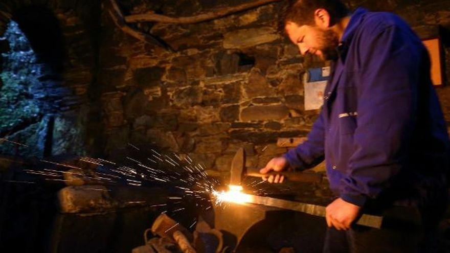 César Sánchez / ICAL La cuarta generación de herreros de la Herrería de Compludo, Manuel Sánchez, durante la demostración del funcionamiento de la herrería.