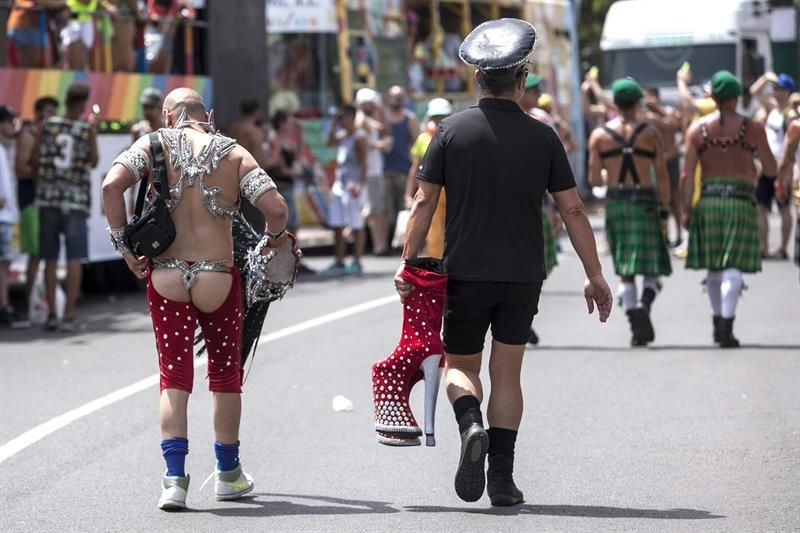 Pride Parade de Maspalomas 2015, la cabalgata que ha clausurado la Semana del Orgullo LGTB del sur de Gran Canaria