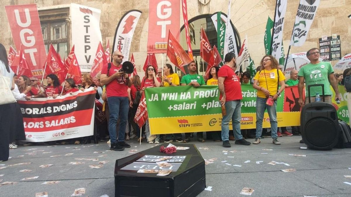 Los docentes valencianos mantienen la huelga pese a la llamada de Educación: "Vamos a negociar con la gente en la calle"