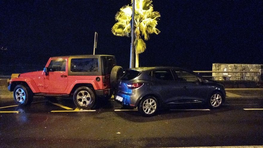 Vehículos afectados por la subida del mar en Garachico esta madrugada. / FOTO: ANDY RIVAS