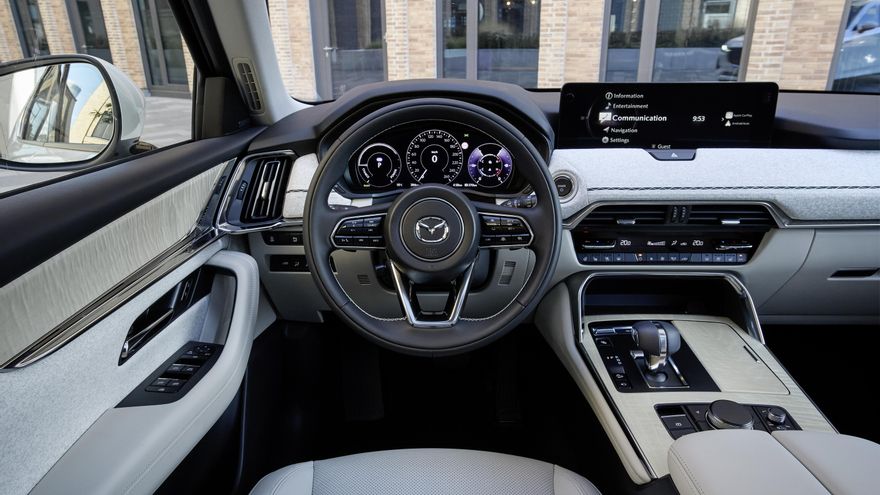 Puesto de conducción del nuevo Mazda CX-60.