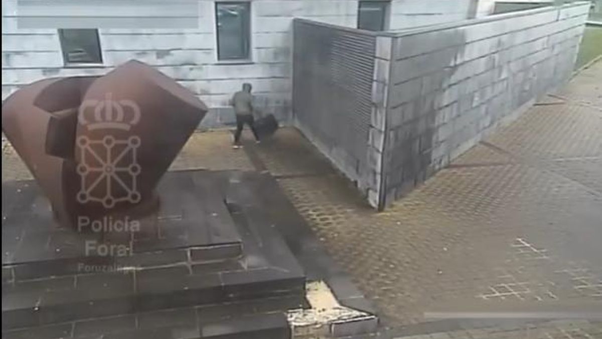 Detenido un hombre por dejar una maleta sospechosa en las inmediaciones del Palacion de Justicia de Navarra