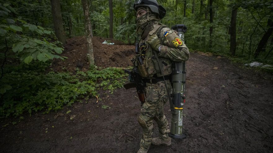 El soldado con pseudónimo "Vinin" carga con un lanzagranadas cerca de una trinchera en medio de un bosque en Ucrania. Tras más de cien días de guerra, en el frente los soldados ucranianos se mentalizan de que tendrán que seguir luchando para que las tropas rusas no vuelvan a avanzar hacia ciudades como Járkov EFE/Esteban Biba