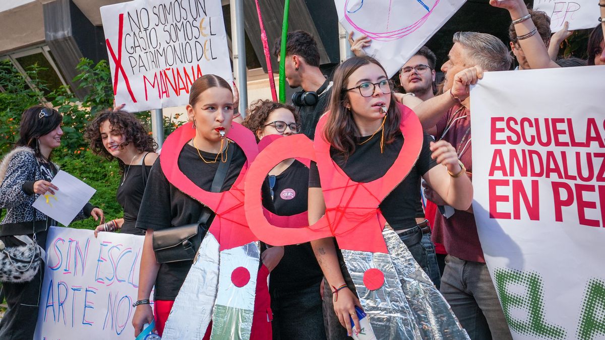 Concentración de la comunidad educativa de la Escuela Superior de Arte y Diseño Mateo Inurria en defensa de sus enseñanzas