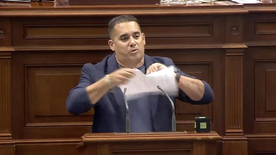 El Parlamento canario tira "a la basura" una propuesta de Vox que mezclaba inmigración y sanidad